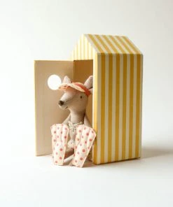 Maileg Beach Mice - Big Sister In Cabin De Plage Toy